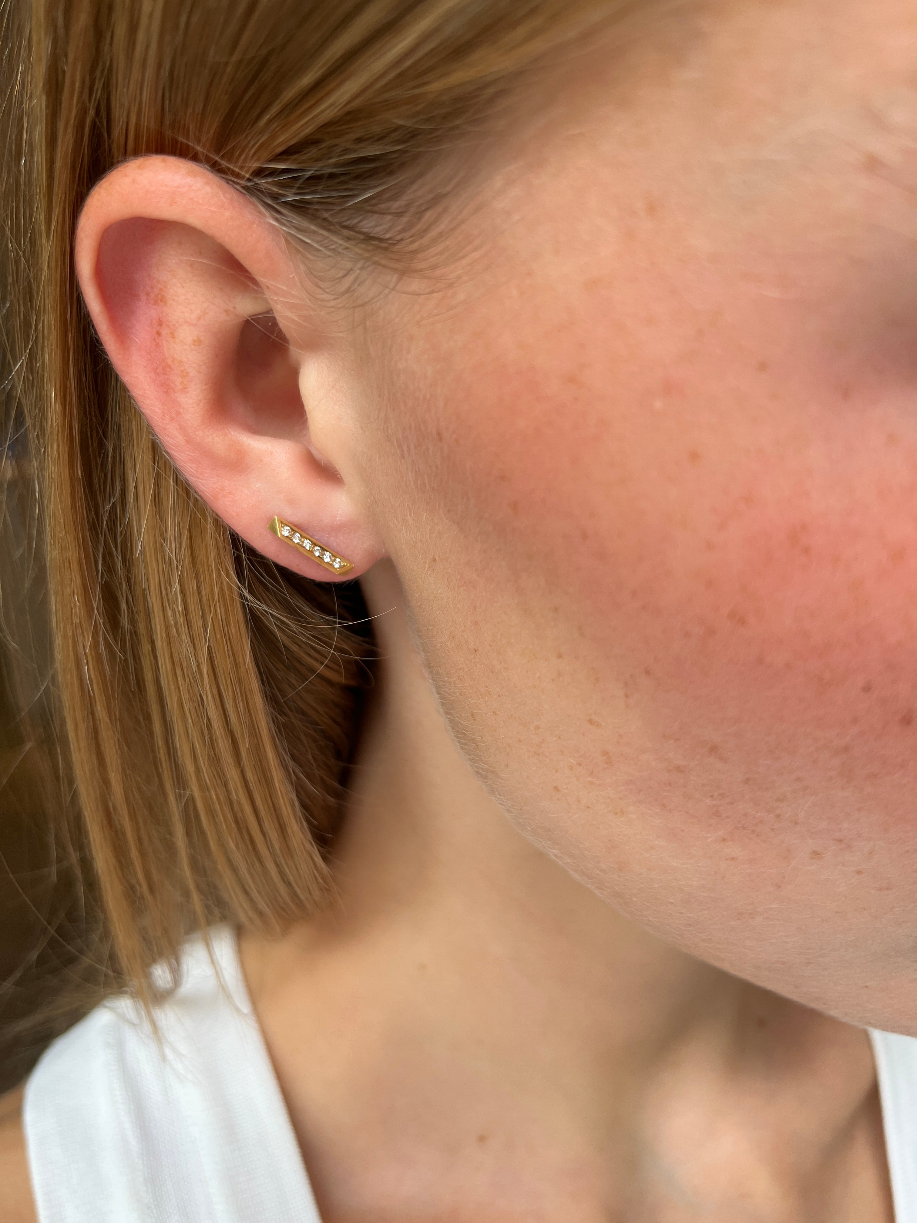 Bar stud earring in 14 karat gold with a brilliant-cut diamond