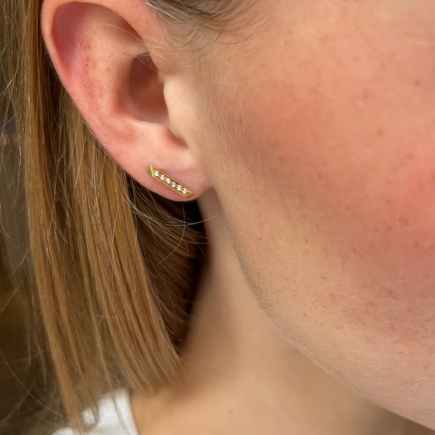Bar stud earring in 14 karat gold with a brilliant-cut diamond